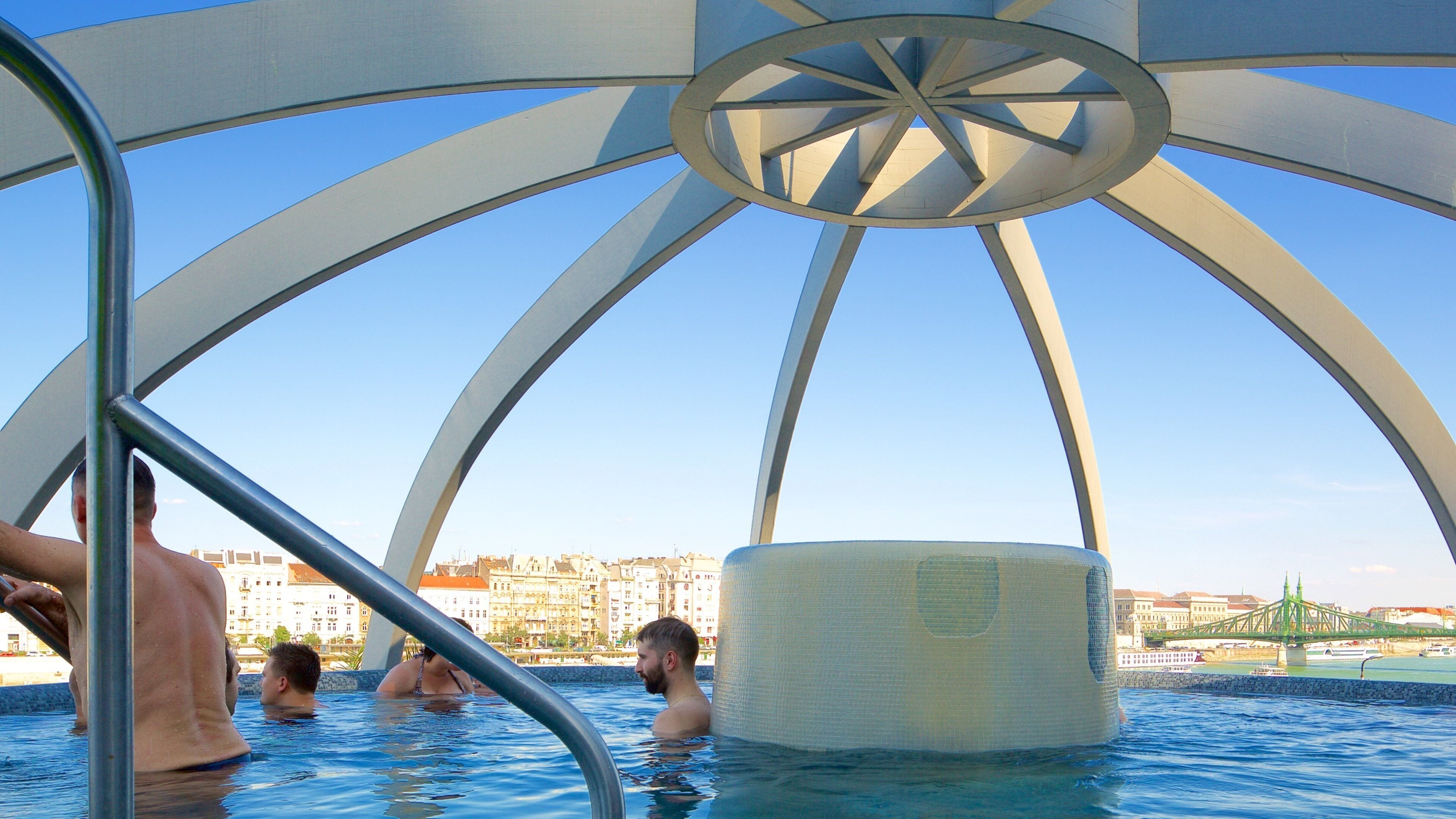 Thermes de Rudas montrant journée au spa aussi bien que petit groupe de personnes
