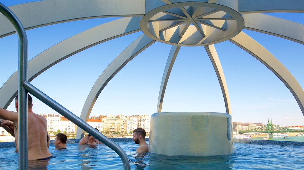 盧達浴場 呈现出 日間 spa 以及 小群人