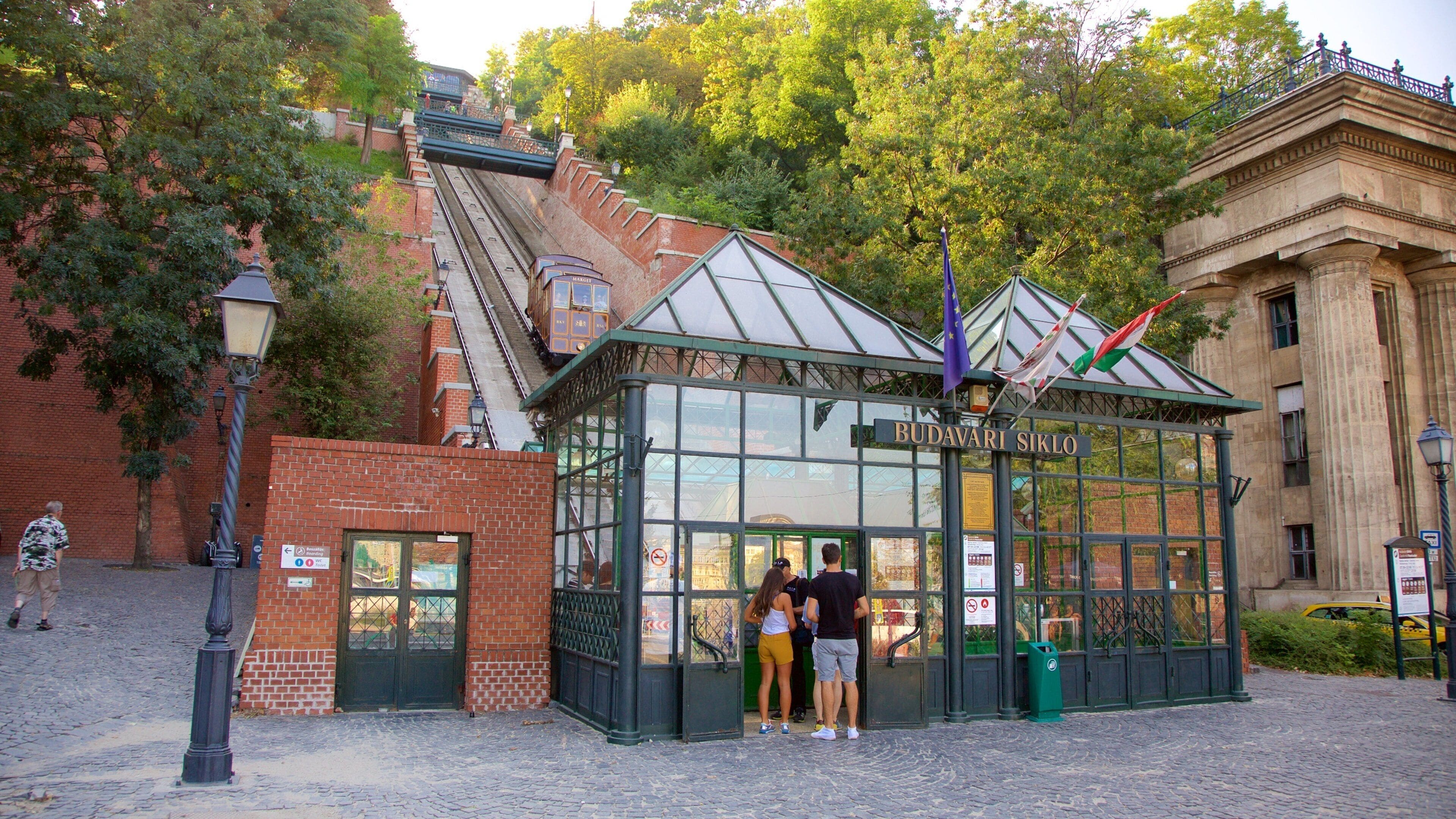 ブダペスト キャッスル ヒル ケーブルカー フィーチャー 鉄道アイテム と 標識 及び カップル