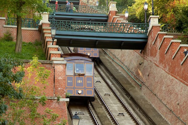 Budavåri Sikló bergbana som visar jÀrnvÀgsobjekt och en bro