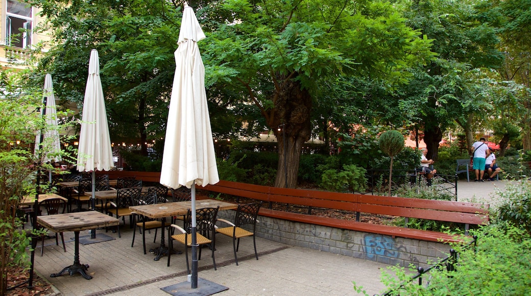 Ferenc Liszt Square which includes a garden and café scenes