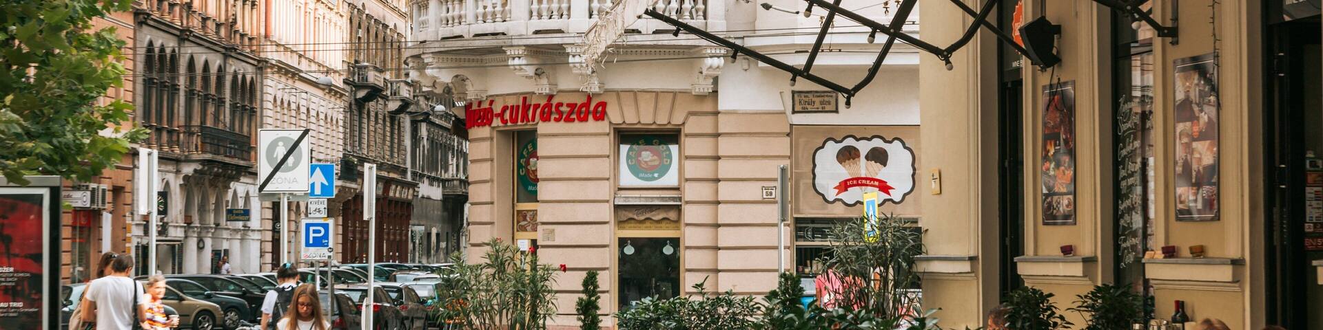 Ferenc Liszt Square featuring a city and street scenes