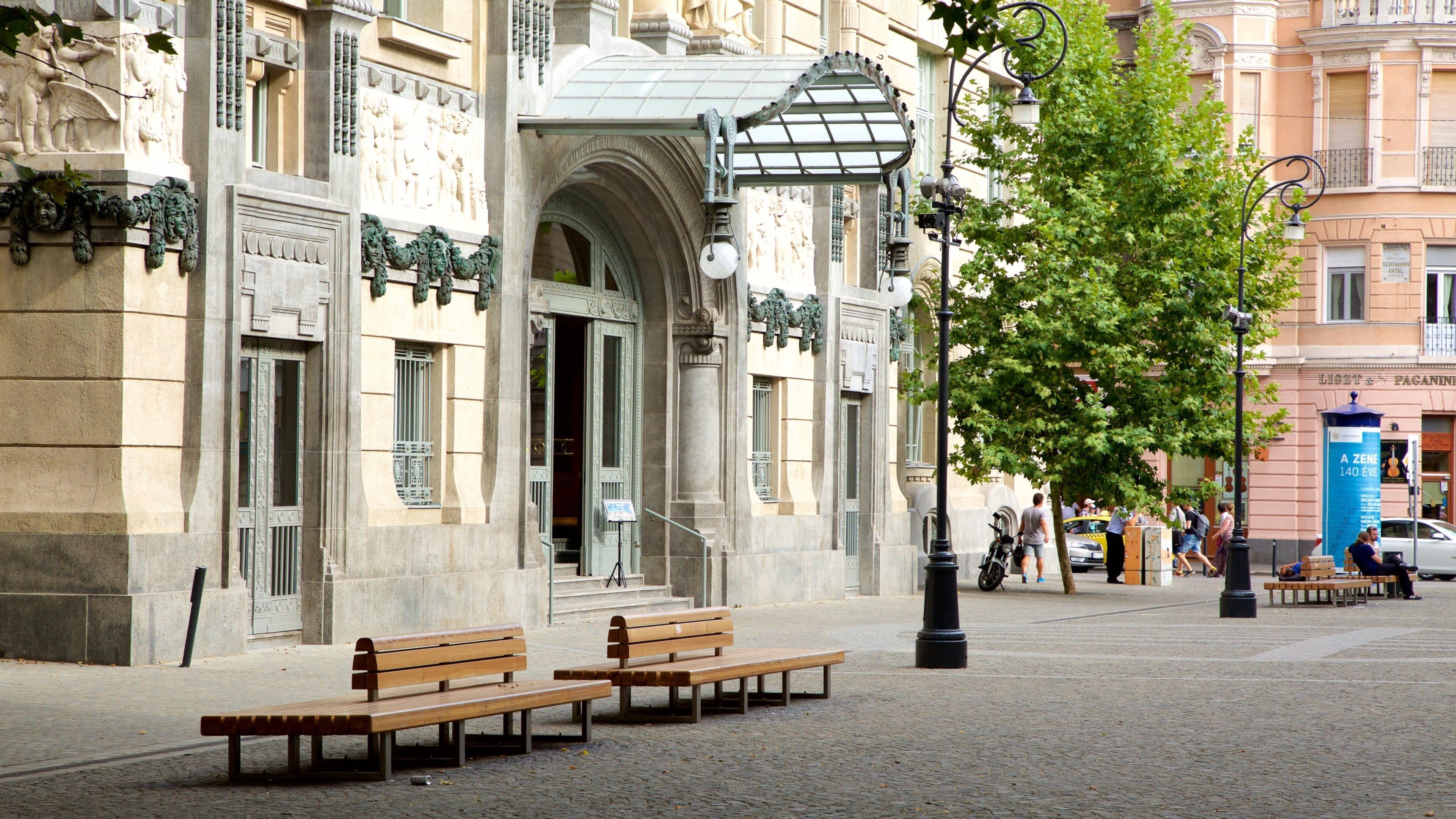 Ferenc Liszt-torget presenterar historisk arkitektur, ett torg och en administrativ byggnad