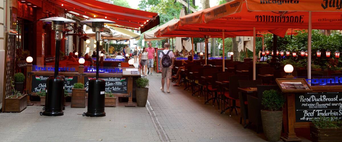 Plaza Franz Liszt mostrando mercados y señalización