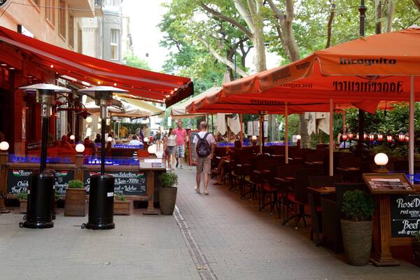 Ferenc Lisztin aukio johon kuuluu kyltit ja markkinat