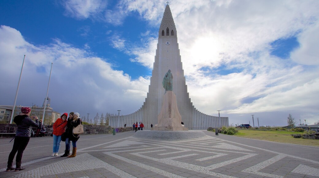 Hallgrimskirkja mettant en vedette église ou cathédrale, architecture moderne et square ou place