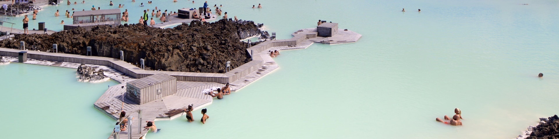 Laguna Azul mostrando un hotel de lujo o resort y aguas termales y también un gran grupo de personas