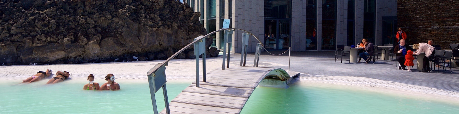 Blue Lagoon caracterizando natação, um hotel de luxo ou resort e uma fonte termal