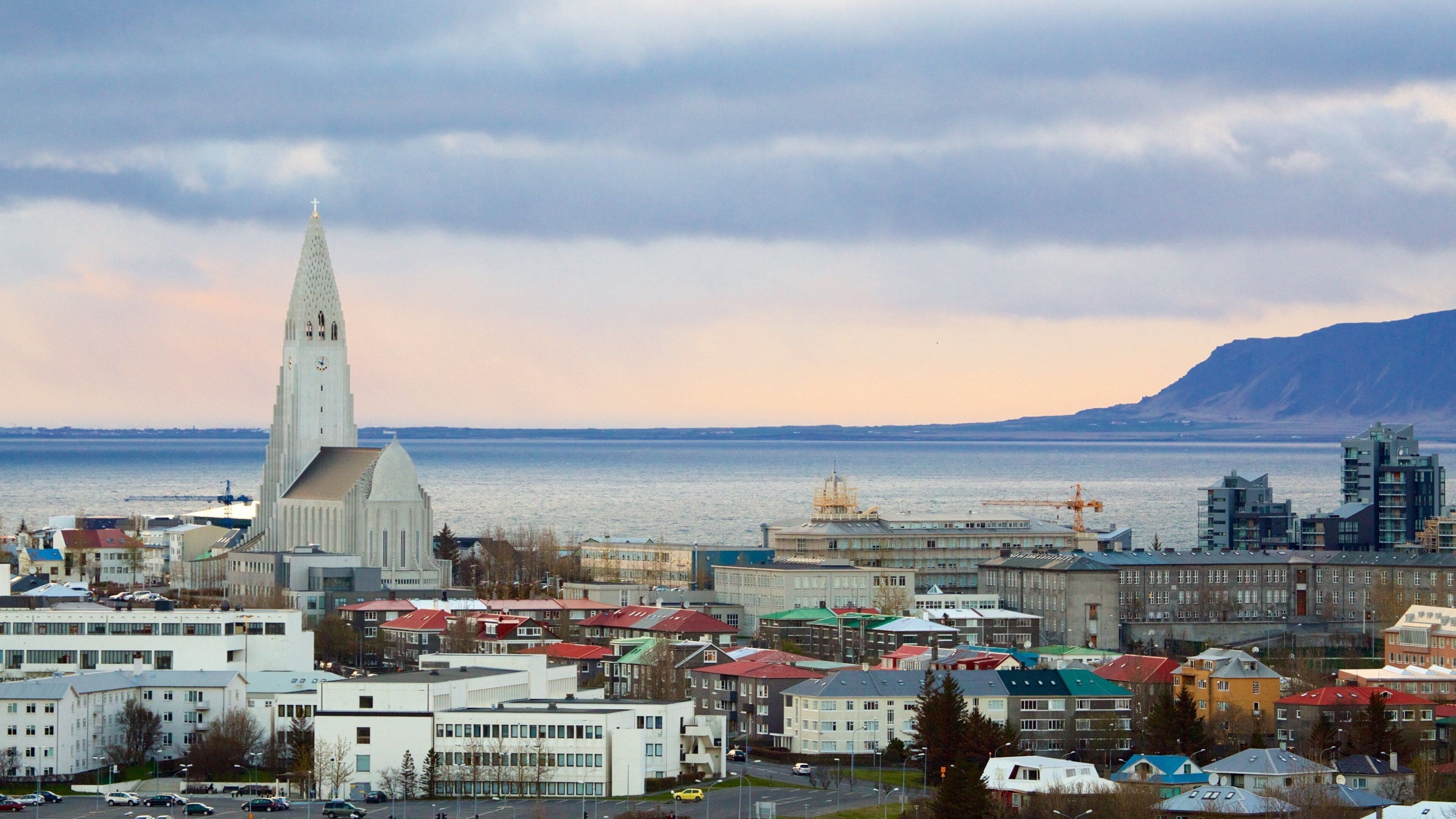 Perlan fasiliteter samt landskap og kystby