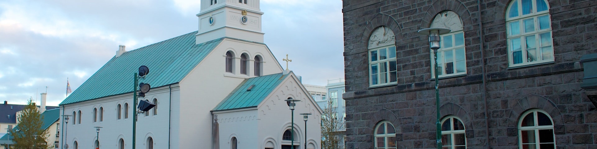 Catedral Nacional que incluye elementos religiosos y una iglesia o catedral