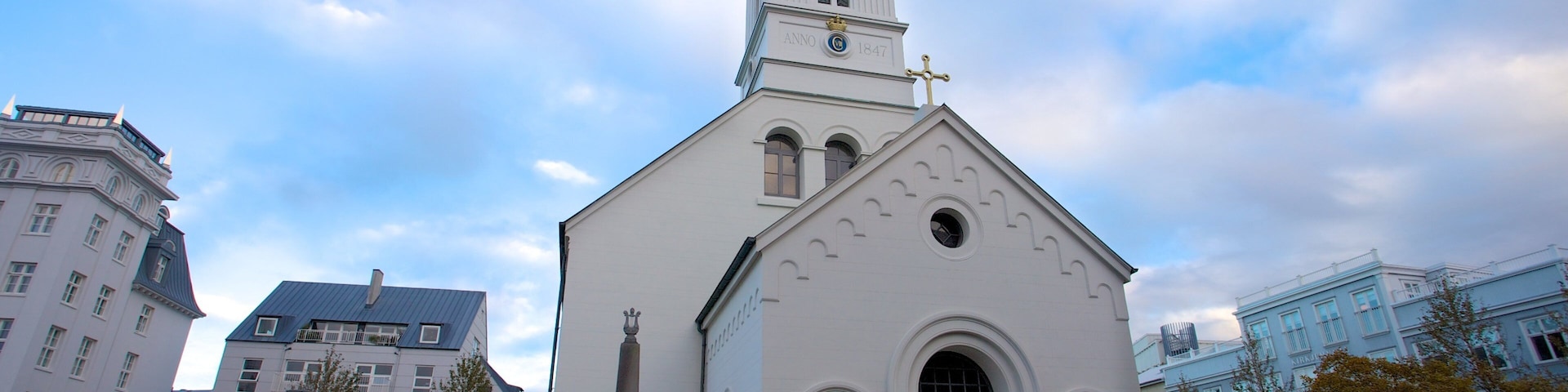 Catedral Nacional ofreciendo elementos religiosos, una iglesia o catedral y una ciudad