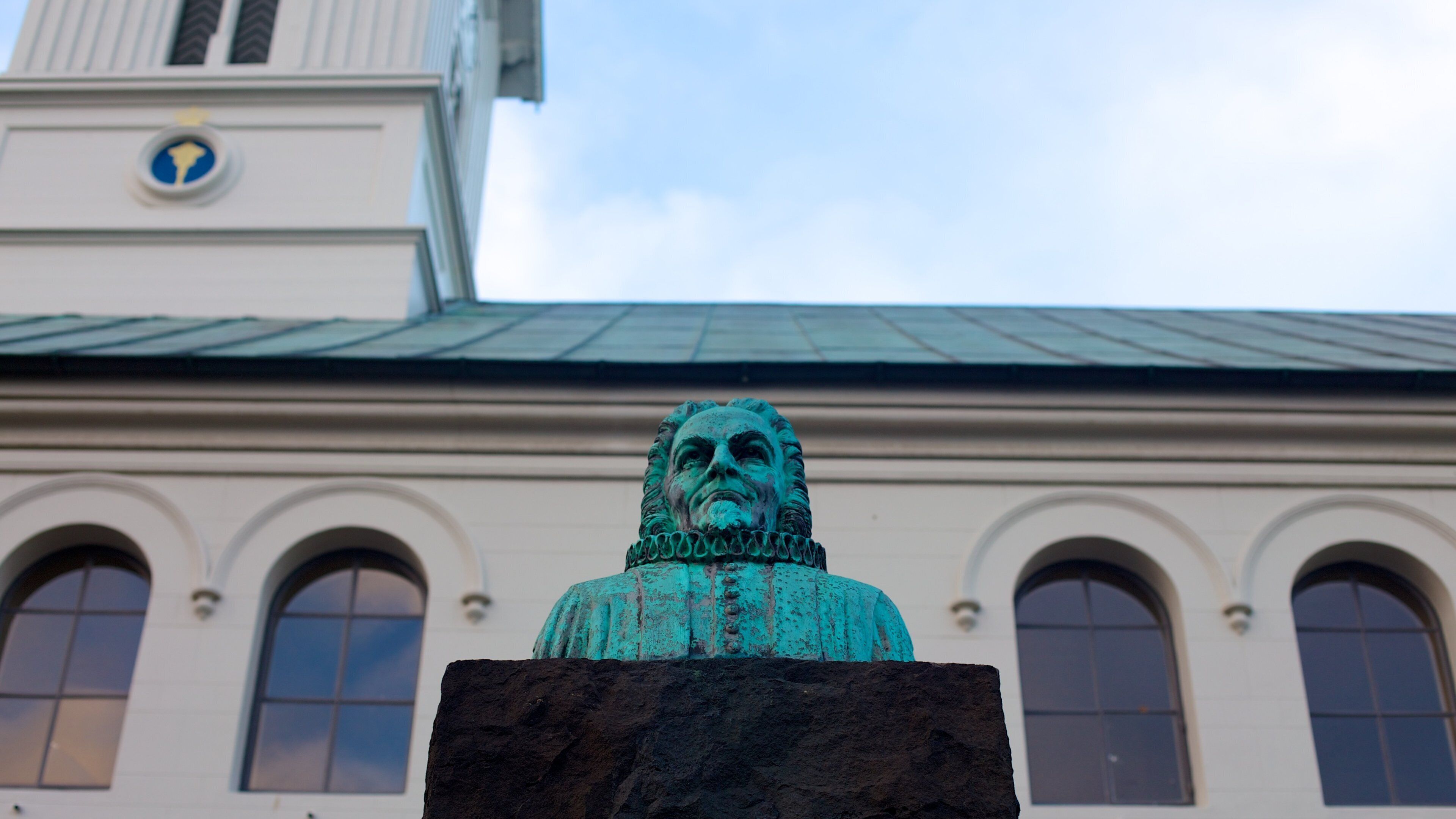 Reykjavík Cathedral showing religious elements, a church or cathedral and a statue or sculpture