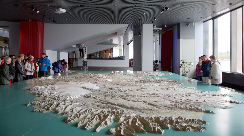 レイキャビク市庁舎 フィーチャー 屋内の眺め 及び 大勢の人々