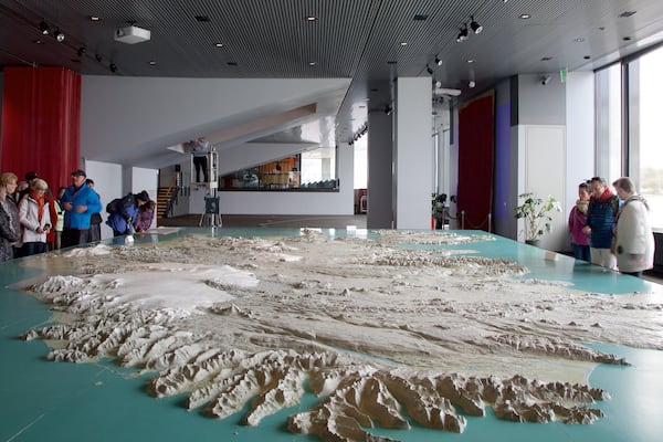 Reykjaviks Rådhus og byder på interiør såvel som en stor gruppe mennesker