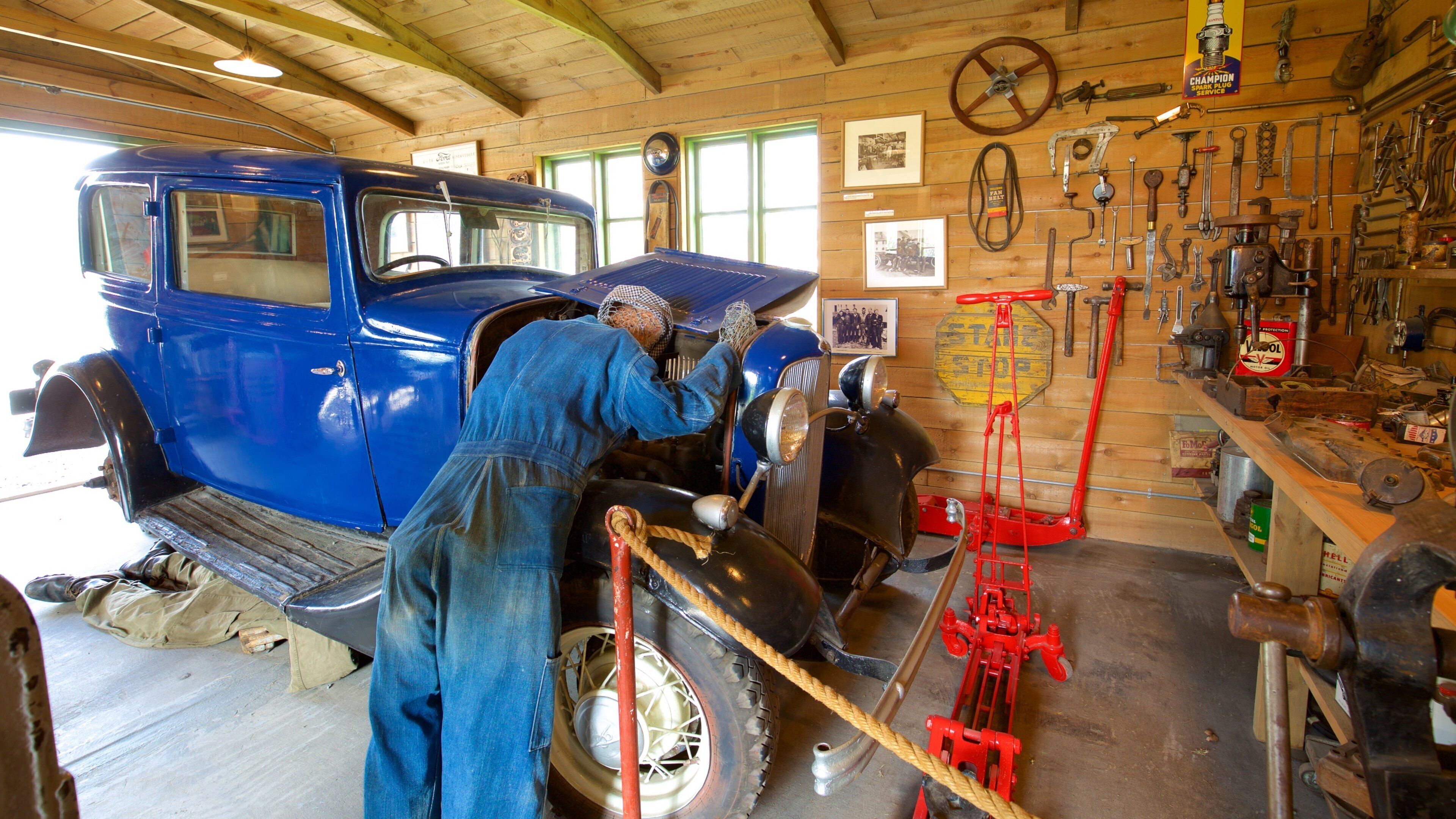 Árbæjarsafn som inkluderer innendørs og kulturarv i tillegg til en mann