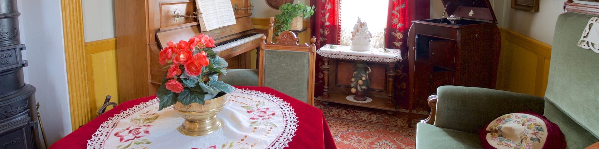 Arbaejarsafn which includes a house and interior views