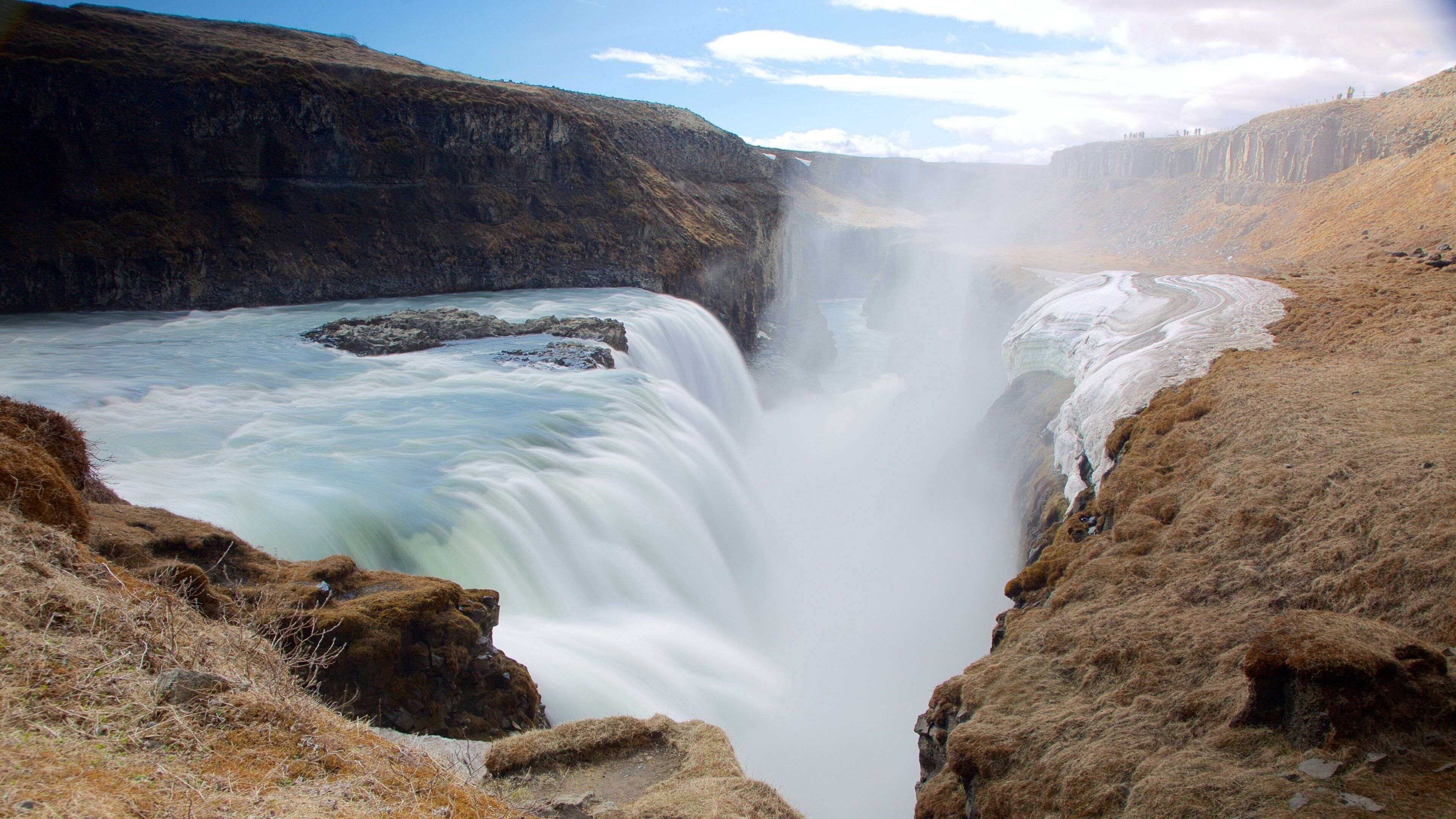Cascada Gullfoss que incluye vistas panorámicas, niebla y un cañón o garganta