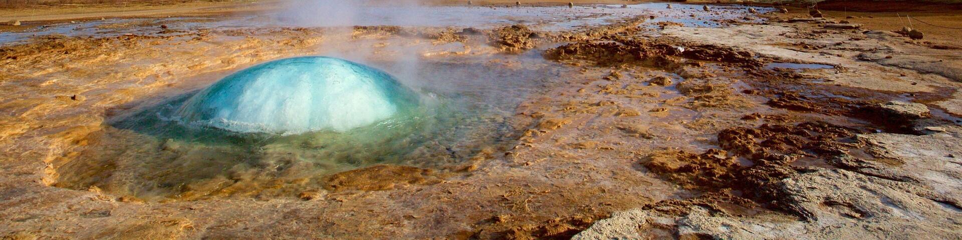 Aguas termales Geysir que incluye una fuente termal