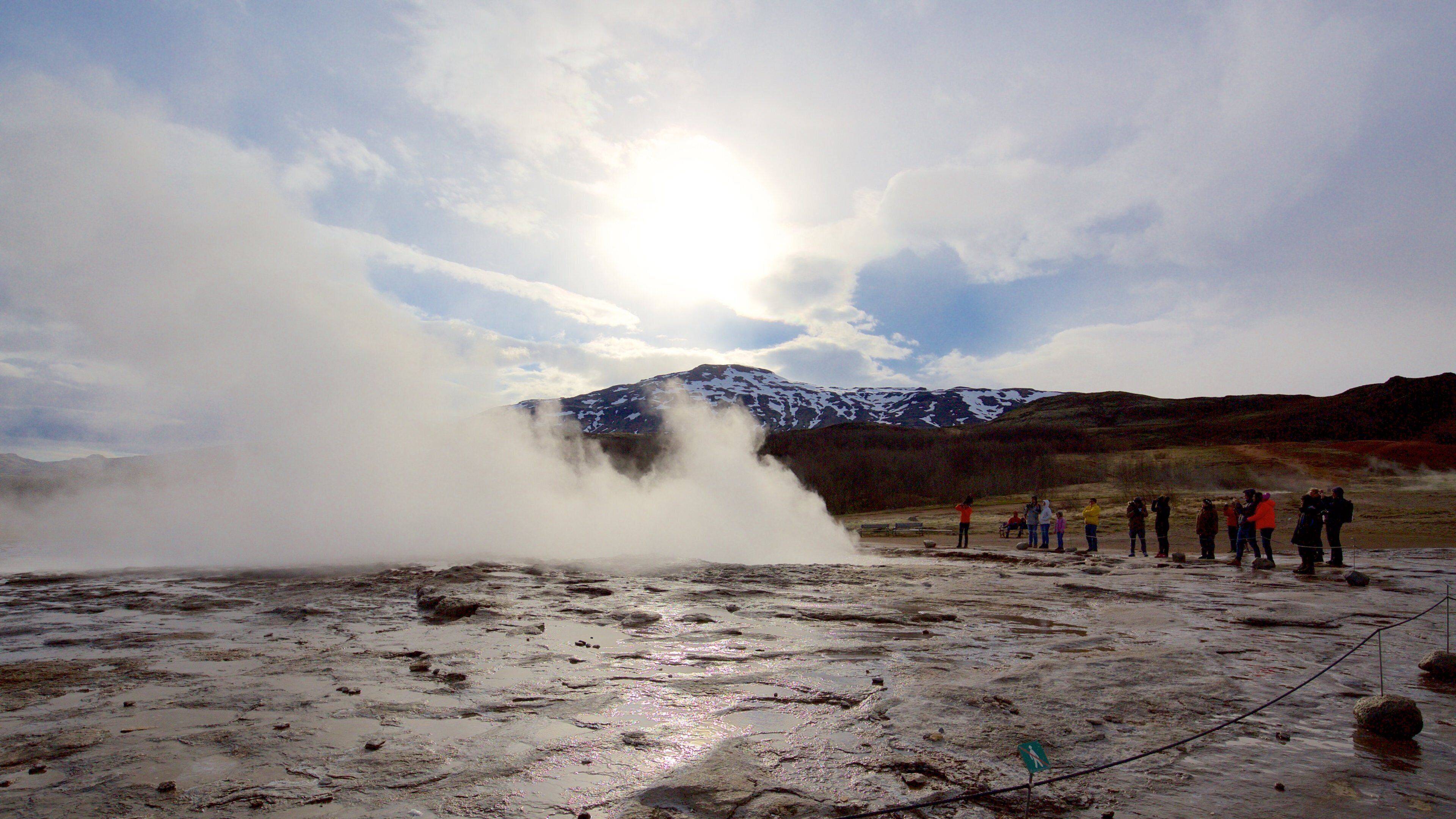Geysir heta källor som inkluderar stillsam natur och dimma