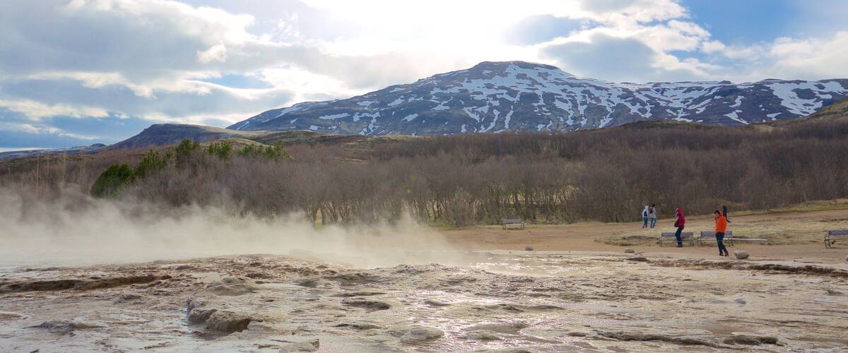 Suối nước nóng Geysir trong đó bao gồm cảnh thanh bình và sương mù