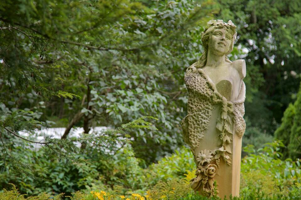 Una estàtua d'una dona en un bosc.
