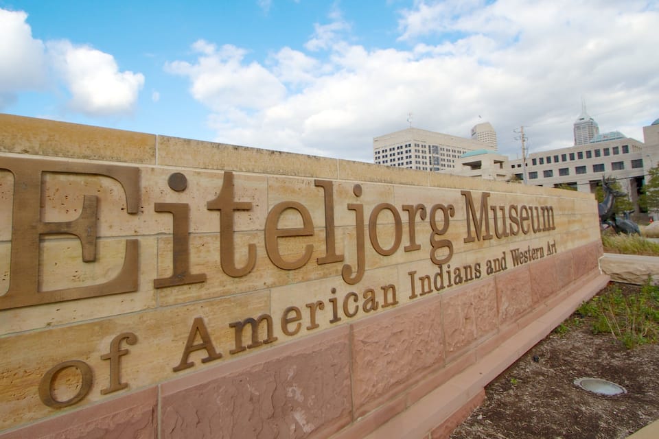 Señal para el Eiteljorg Museum of American Indians and Western Art.