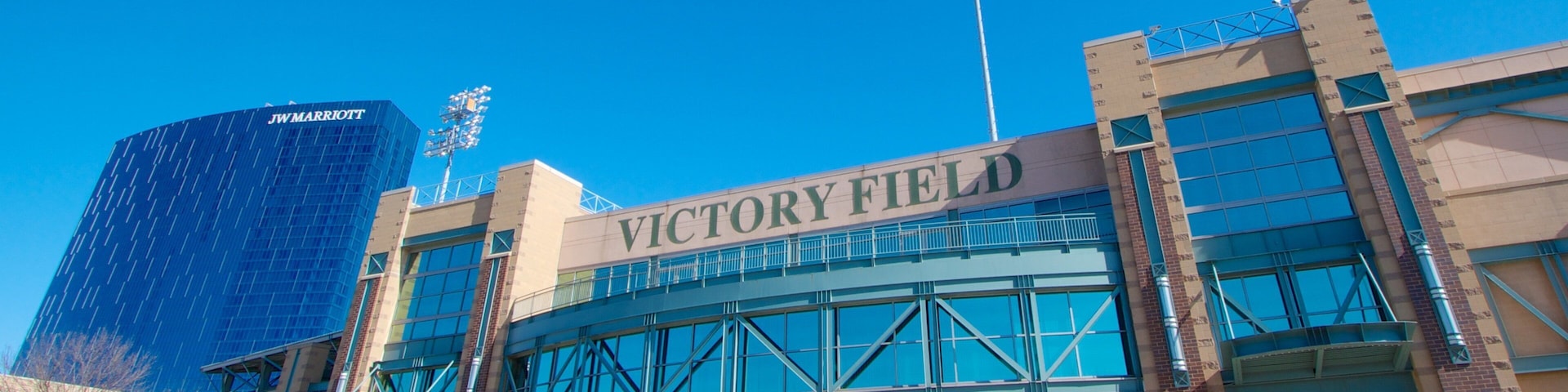 White River State Park mostrando sinalização, paisagens da cidade e arquitetura moderna