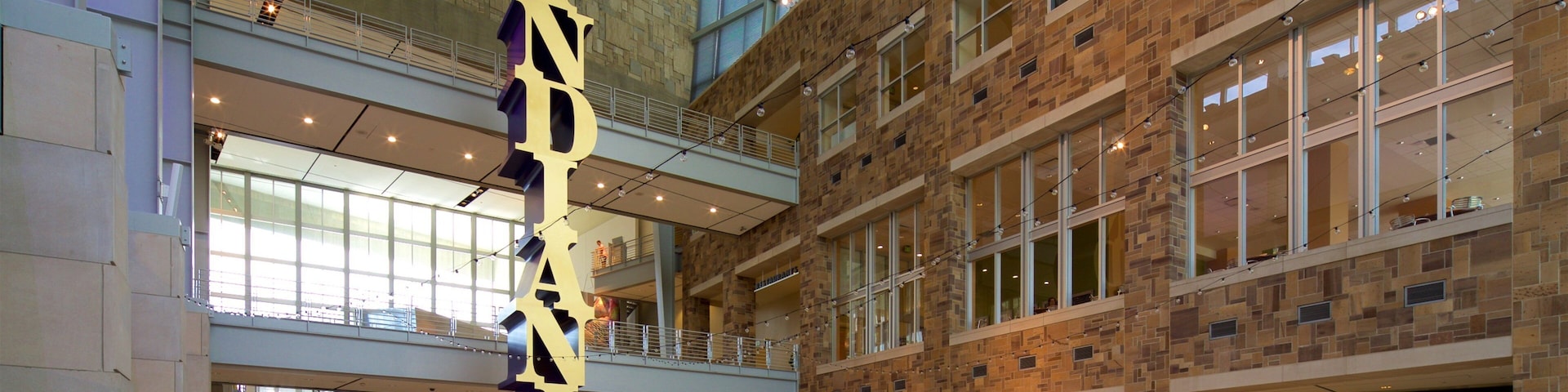 Indiana State Museum que incluye señalización y vista interna