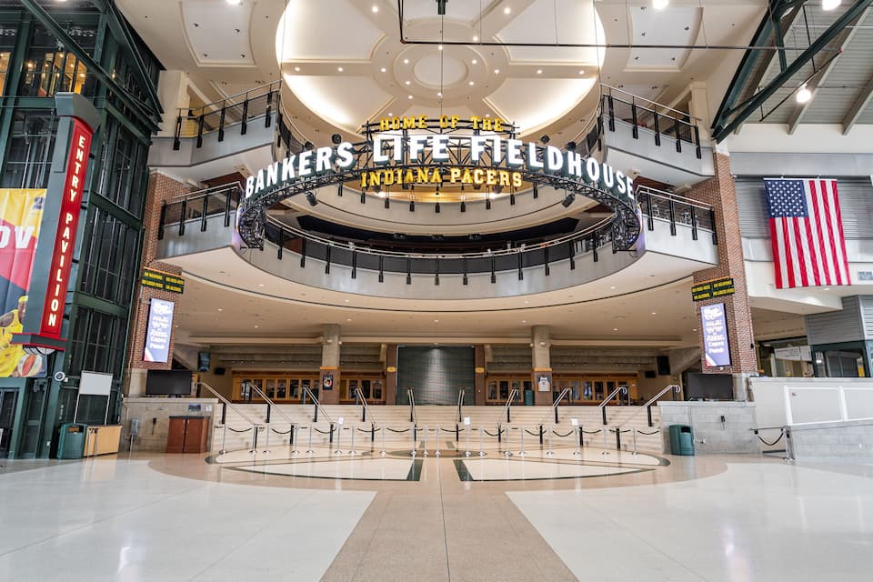 Het interieur van de Bankers Life Fieldhouse, met een groot bord waarop staat: 'Thuis van de Indiana Pacers'.