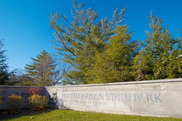 Un mur de pierre portant l’inscription : « Parc d’État de Fort Harrison, Département des ressources naturelles de l’Indiana ».