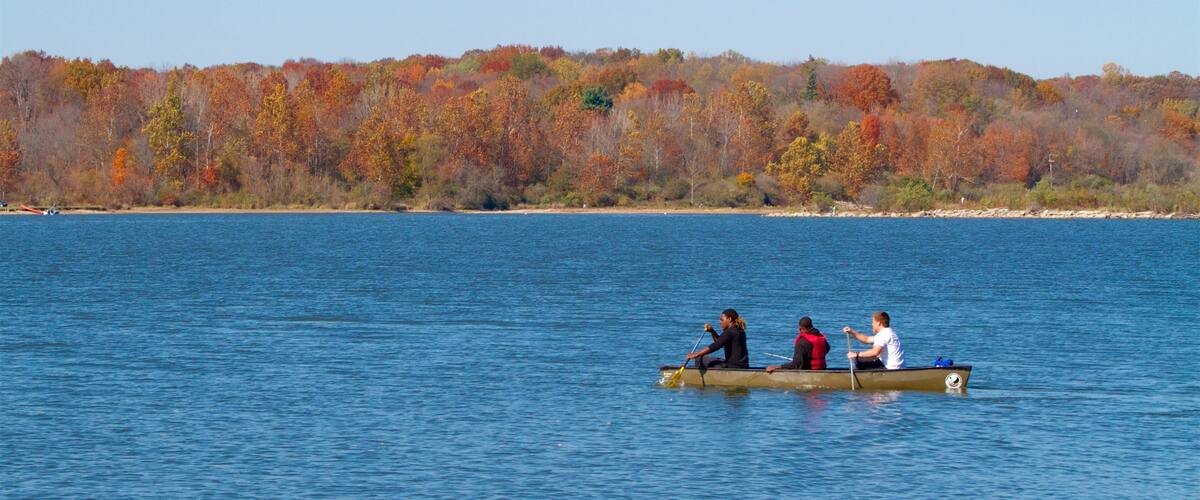 Eagle Creek Park ofreciendo un lago o laguna, piragüismo y colores de otoño