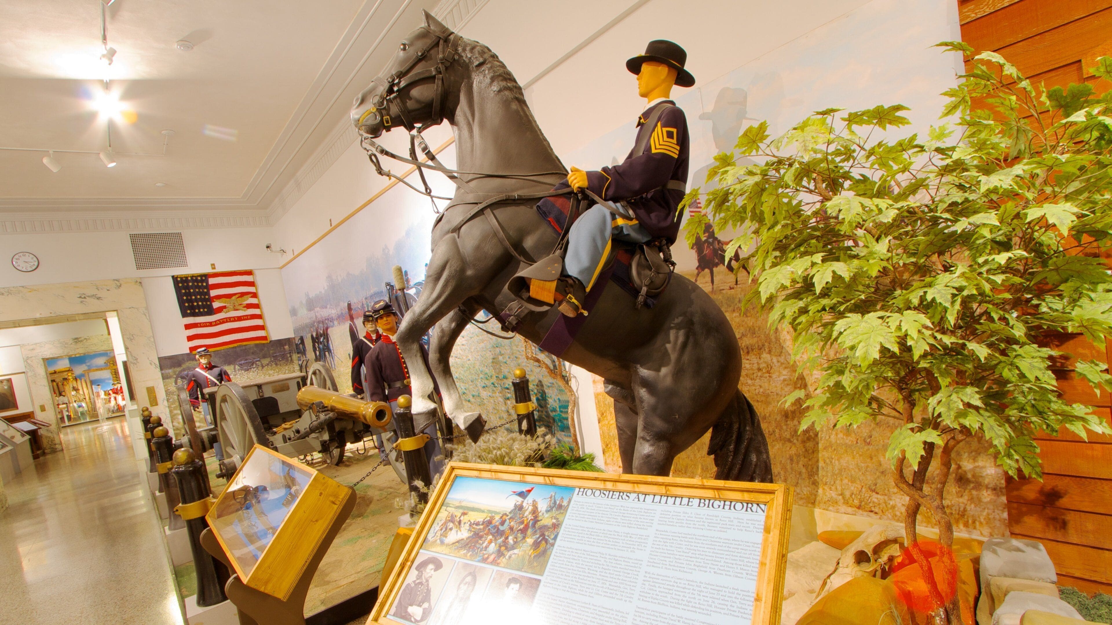 Indiana War Memorial แสดง อนุสาวรีย์หรื  อรูปปั้น, อนุสรณ์ และ การตกแต่งภายใน