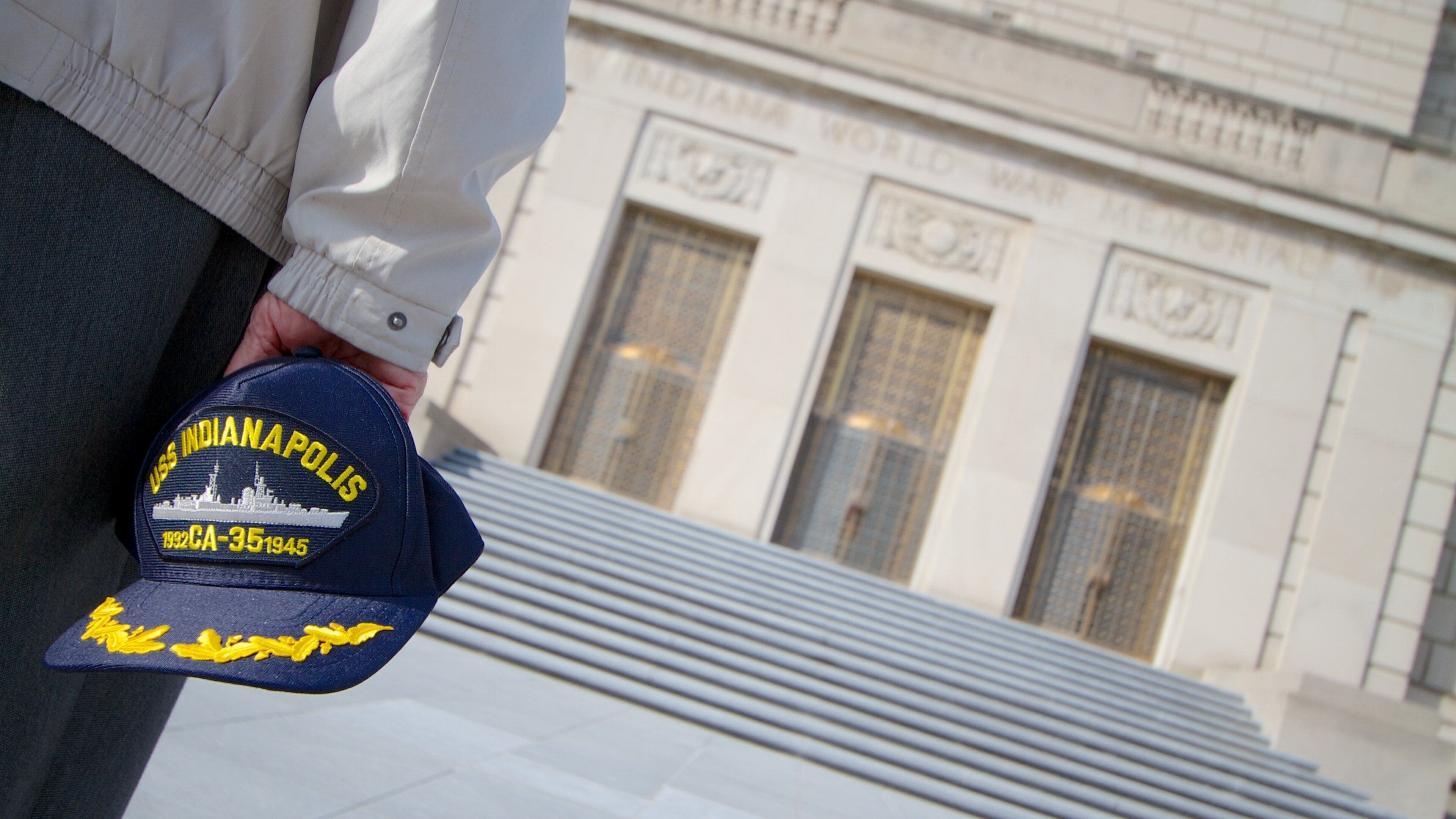 Indiana War Memorial ซึ่งรวมถึง ป้าย และ อนุสรณ์