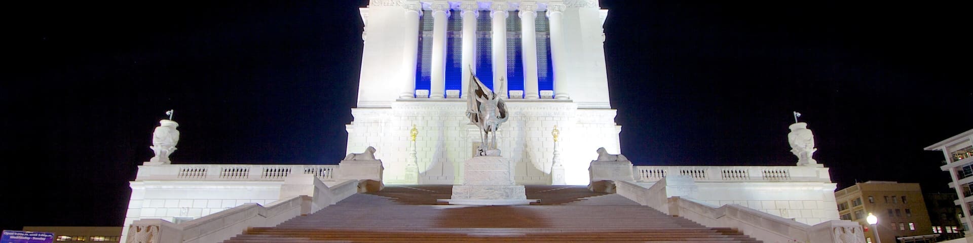 Monument aux morts de l\'Indiana qui includes mémorial, statue ou sculpture et monument