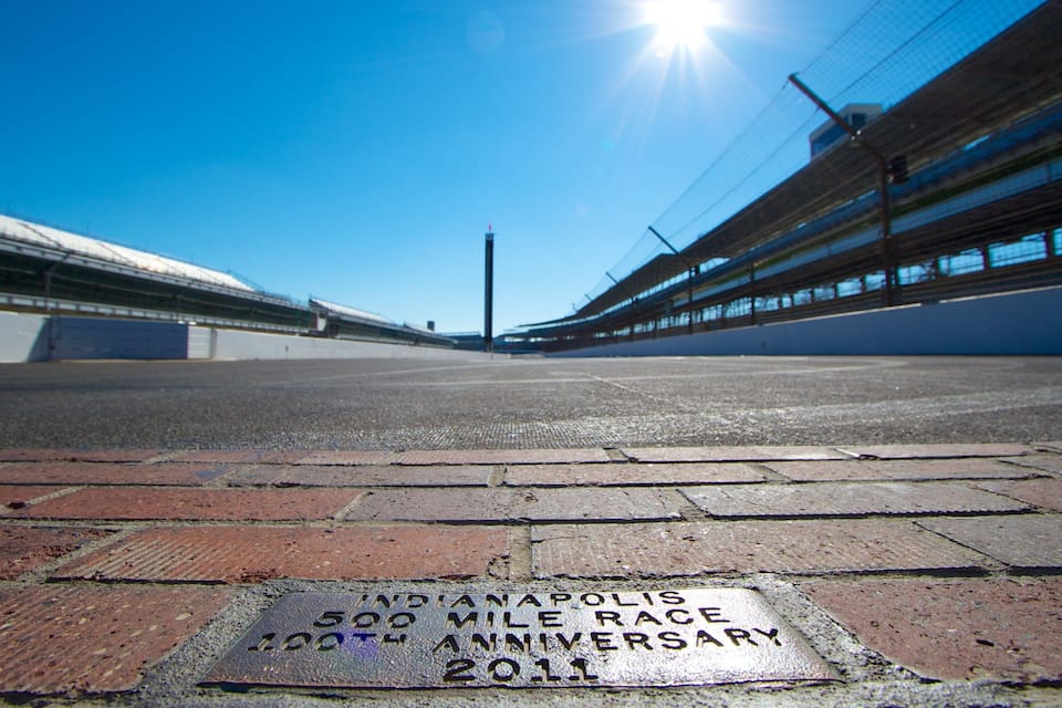 Una zona pavimentada amb una placa commemorativa que marca el 500è aniversari de la cursa d'Indianapolis del 2011.