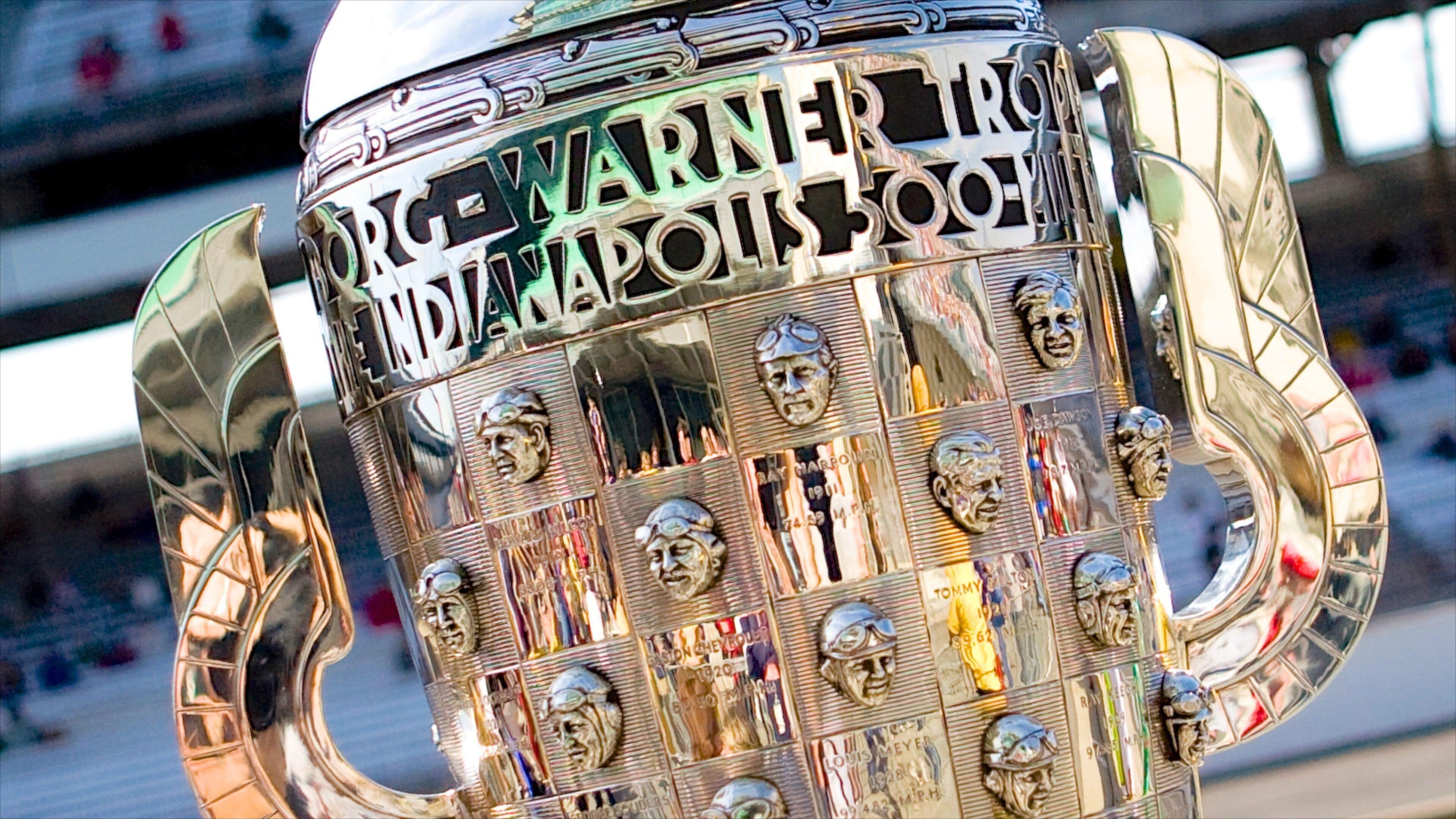 Indianapolis Motor Speedway og byder på en sportsbegivenhed, skiltning og udsigt over landskaber