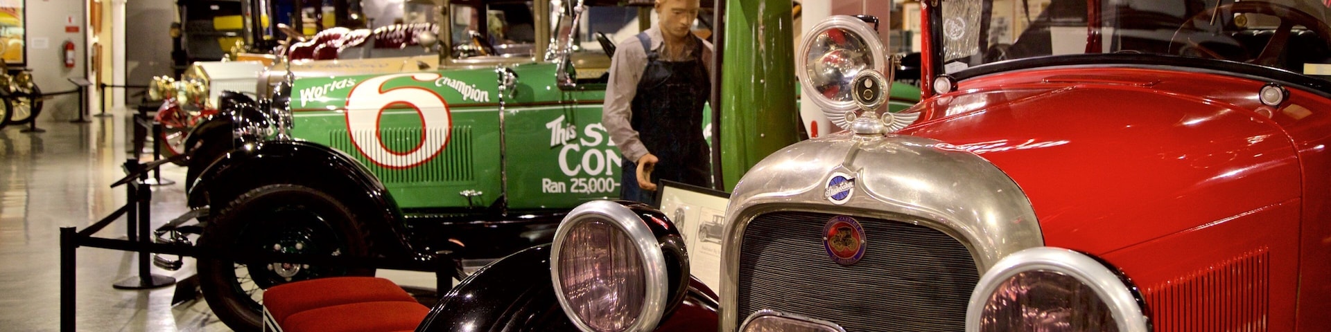Oldtimer auf einer Ausstellung zu sehen.