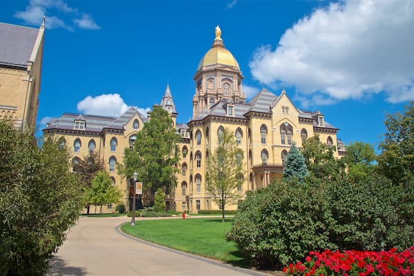 University of Notre Dame mostrando una iglesia o catedral, patrimonio de arquitectura y flores silvestres