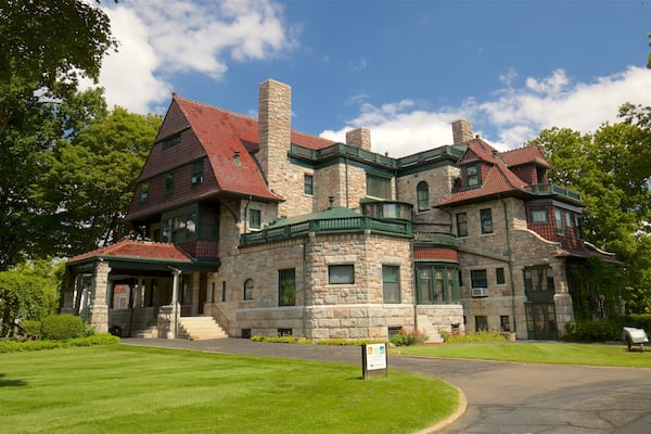 The History Museum featuring heritage architecture
