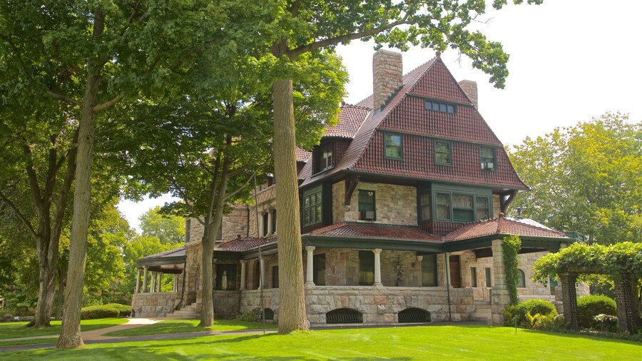 Museo de Historia ofreciendo un jardín y una casa