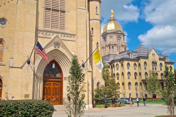 Basílica del Sagrado Corazón ofreciendo una iglesia o catedral y patrimonio de arquitectura y también un pequeño grupo de personas