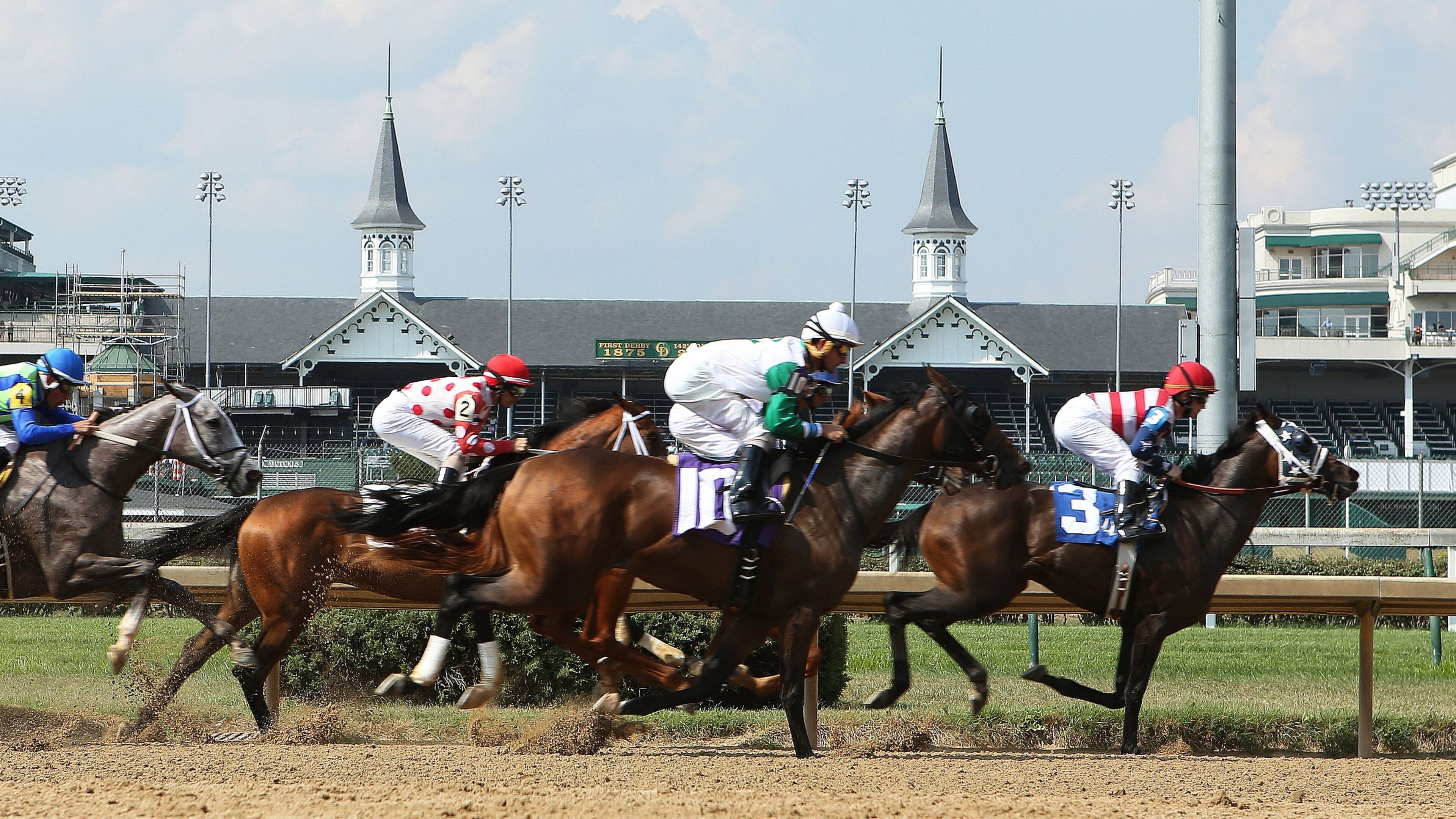 Churchill Downs có tính năng động vật trên can và cưỡi ngựa cũng như nhóm nhỏ