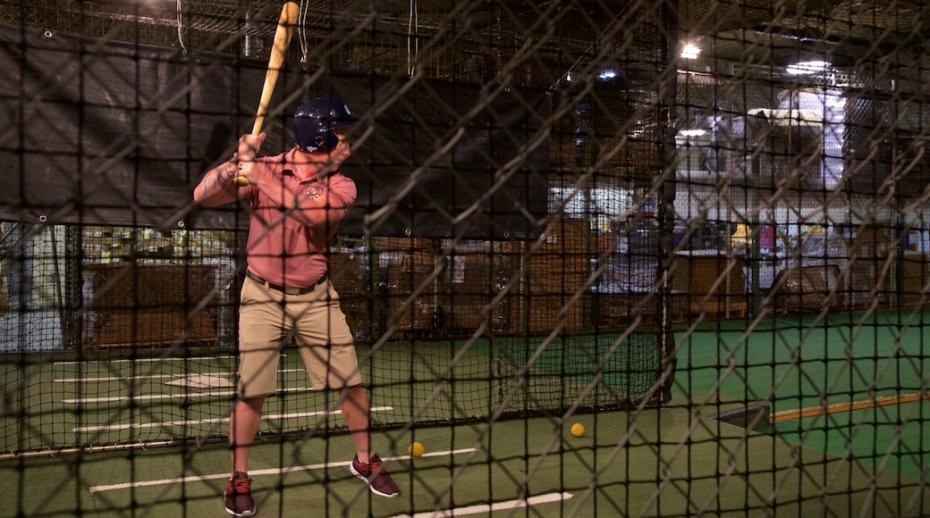 Louisville Slugger Museum ofreciendo vistas de interior y también un hombre