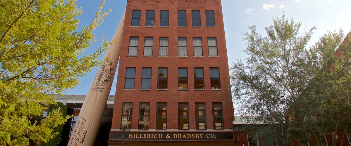 Louisville Slugger Museum showing outdoor art