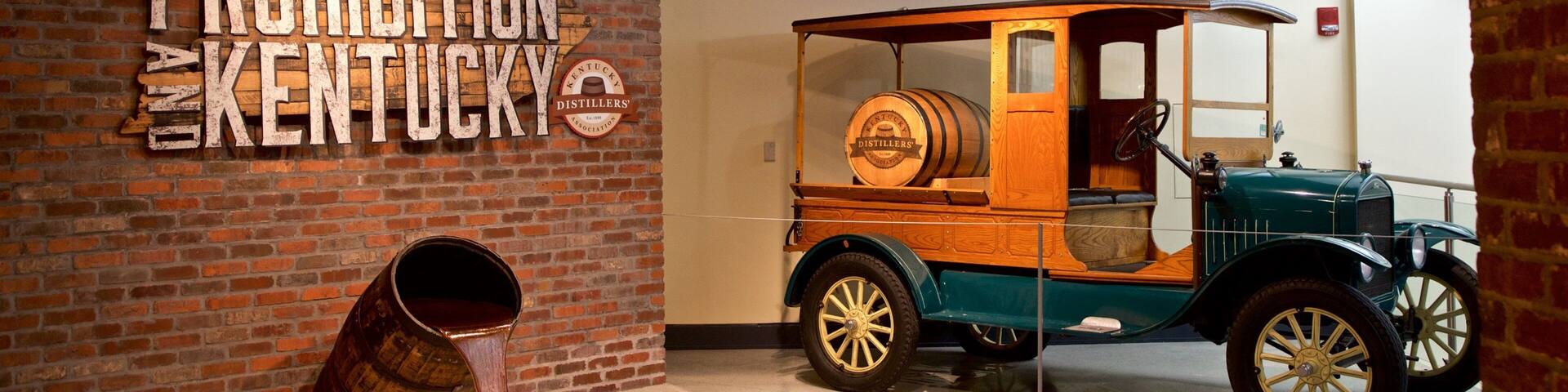 Frazier International History Museum que incluye elementos del patrimonio, señalización y vistas interiores