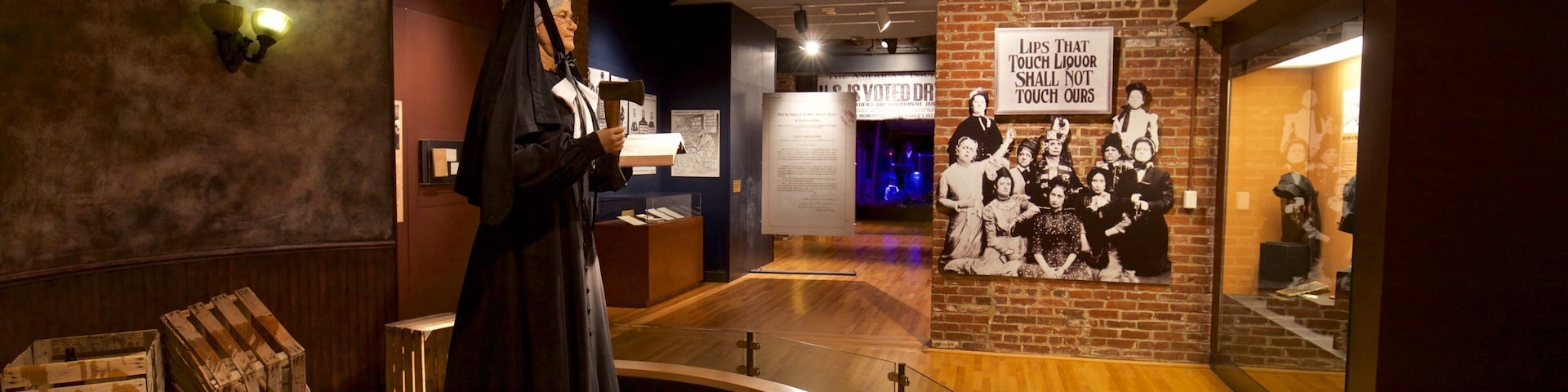 Frazier International History Museum showing interior views