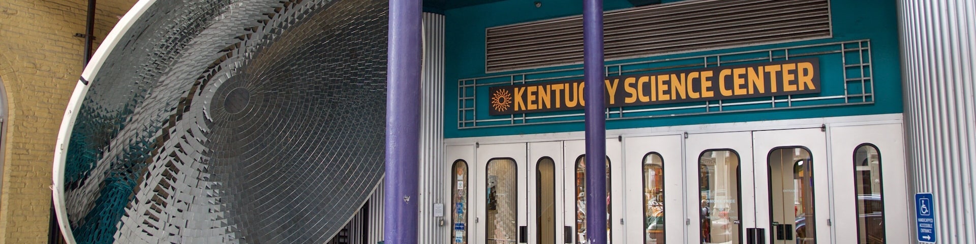 Louisville Science Center que inclui arte ao ar livre