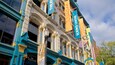 Um edifício histórico com arquitetura ornamentada, incluindo colunas e molduras decorativas.