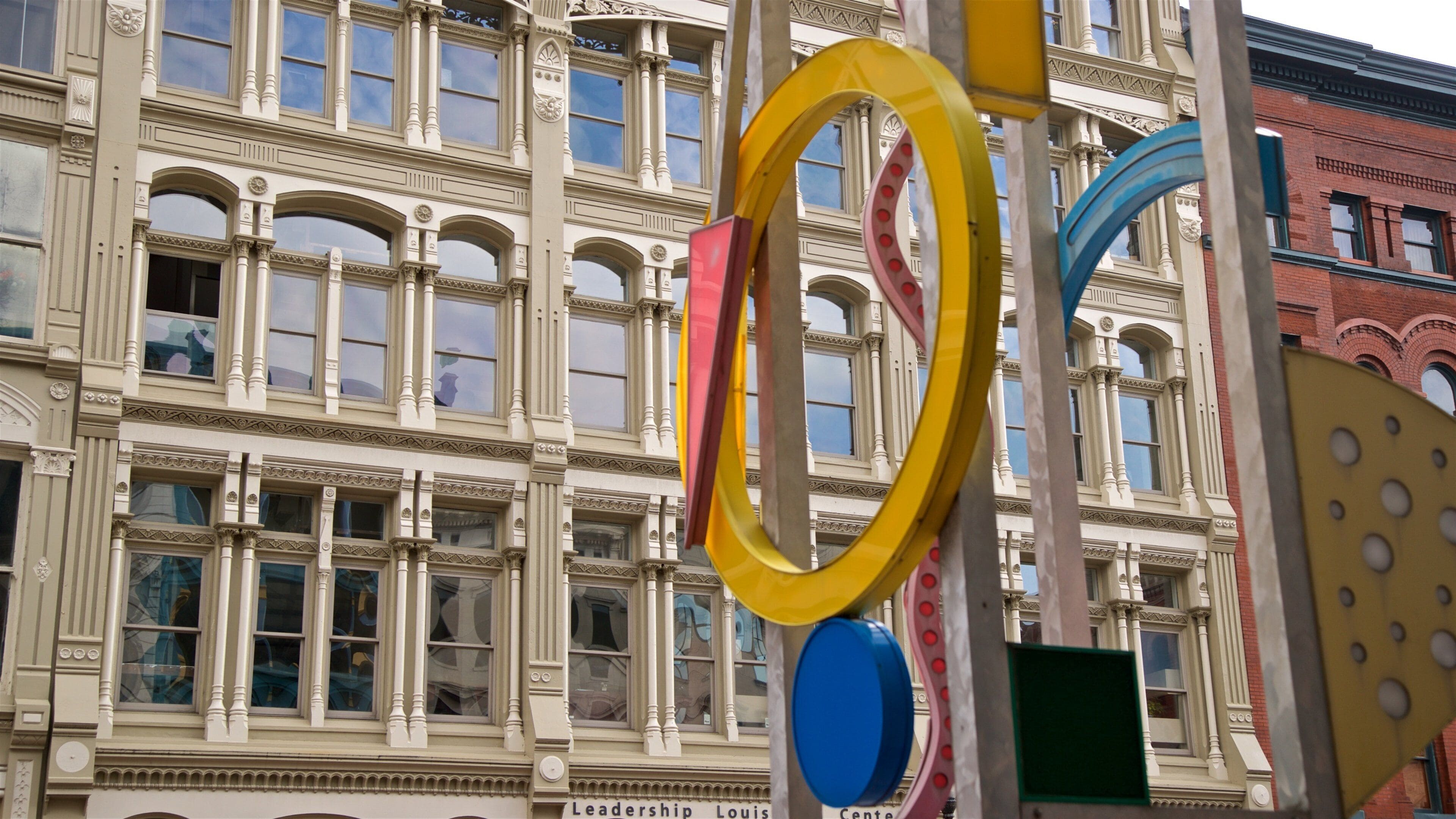Centre de la science de Louisville qui includes ville et art en plein air