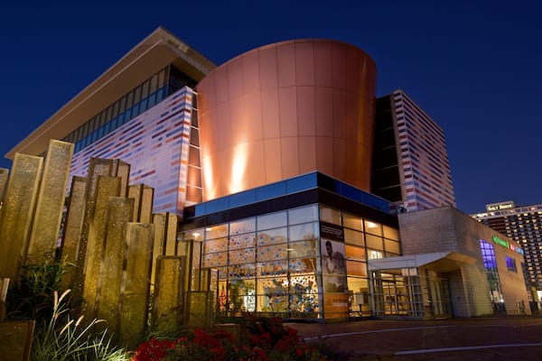 Muhammad Ali Center che include architettura moderna e paesaggio notturno